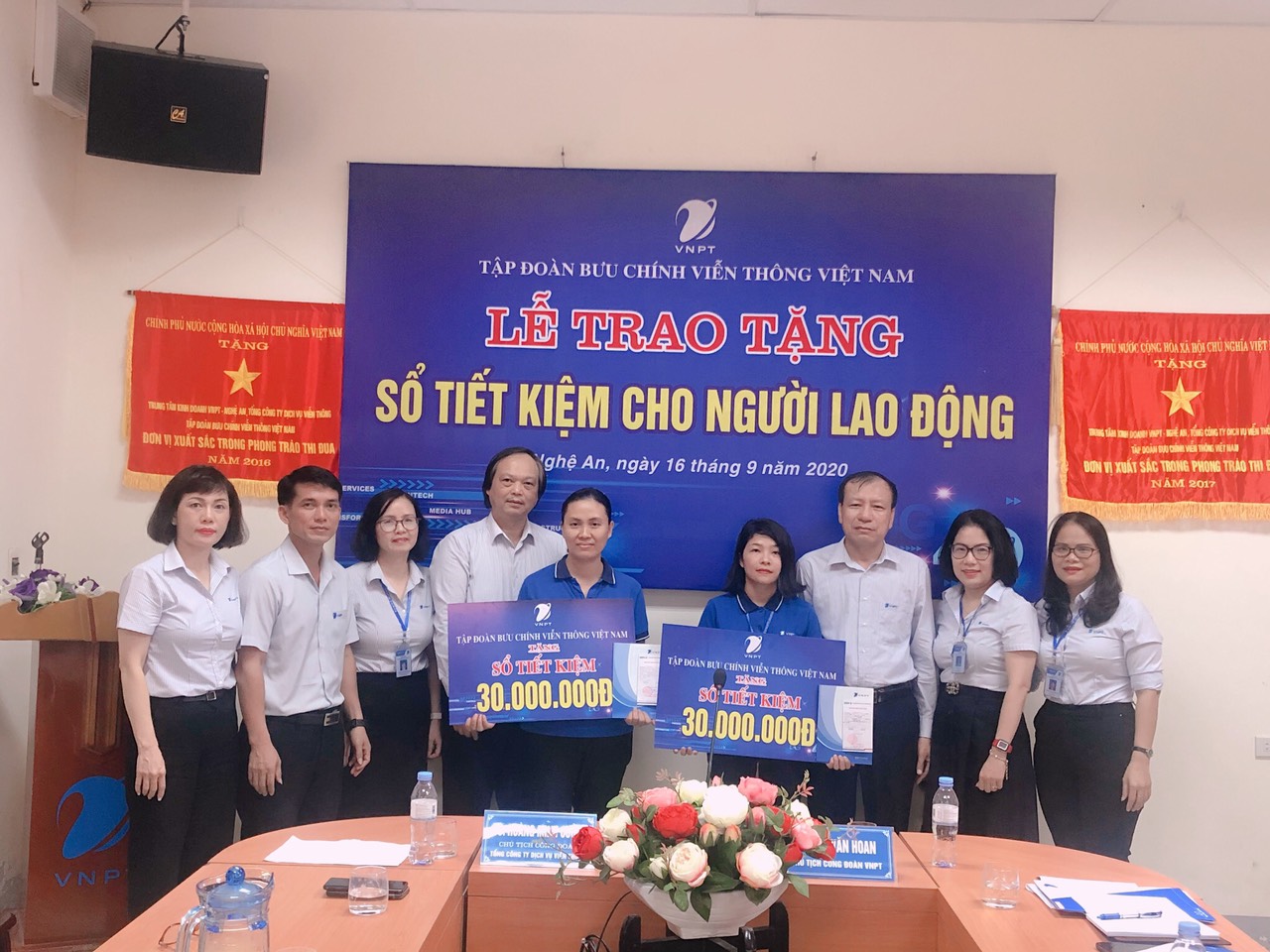 Công đoàn VNPT trao tặng Sổ tiết kiệm cho Người lao động tại Nghệ An Công đoàn VNPT trao tặng Sổ tiết kiệm cho Người lao động tại Nghệ An